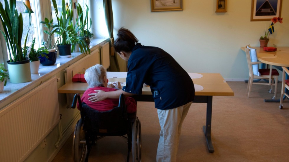 Det är en trygghetsfråga för äldre att omsorgspersonal ska behärska svenska.