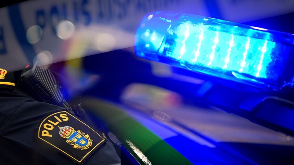 Flera polispatruller larmades till ett bråk på en ungdomsfest i Storebro. Nu åtalas en ung man för att ha sparkat och slagit en polis i ansiktet när poliserna skulle avstyra bråket.