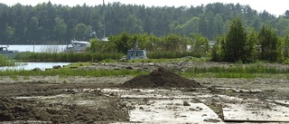 Bostadsbolag fortsätter kräva ansvar av Nyköpings kommun för förstörd strandäng