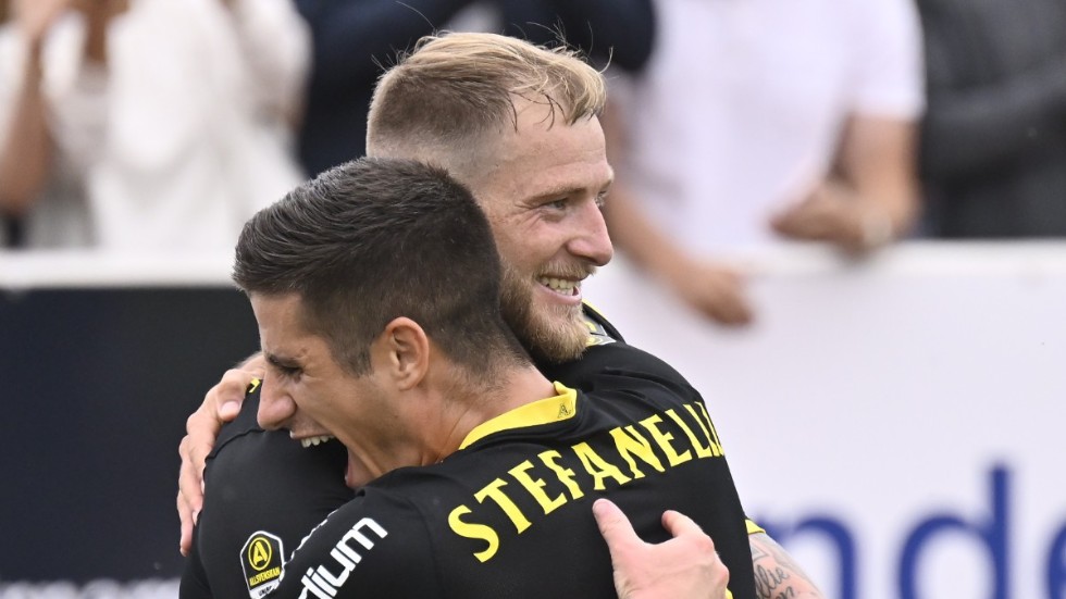 AIK:s målskyttar John Guidetti och Nicolás Stefanelli kramas efter segermålet mot Värnamo.