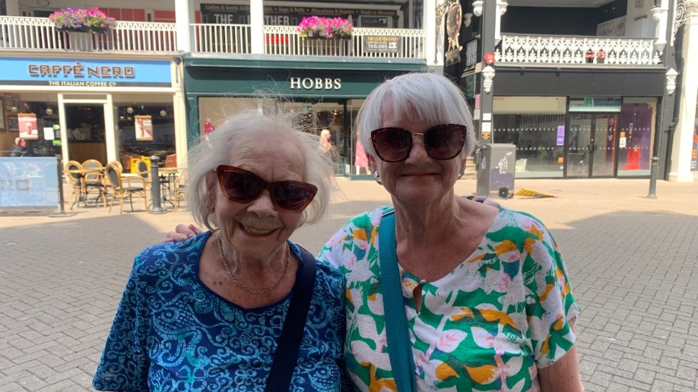 Sheila, 92, och Dorothy, 73, från Skottland är på besök i engelska Chester, strax söder om Liverpool, i samband med värmeböljan i England.