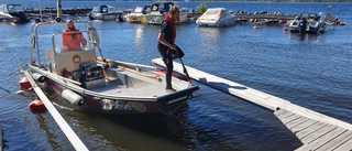 Personer på uppblåsbar madrass flöt iväg i havet i Luleå – räddades av paddlare