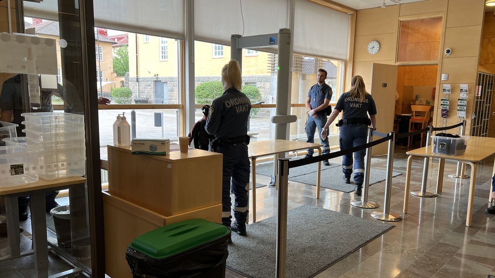 En 34-årig kvinna har åtalats för misshandel och barnfridsbrott och kommer att ställas inför rätta i Linköpings tingsrätt. 