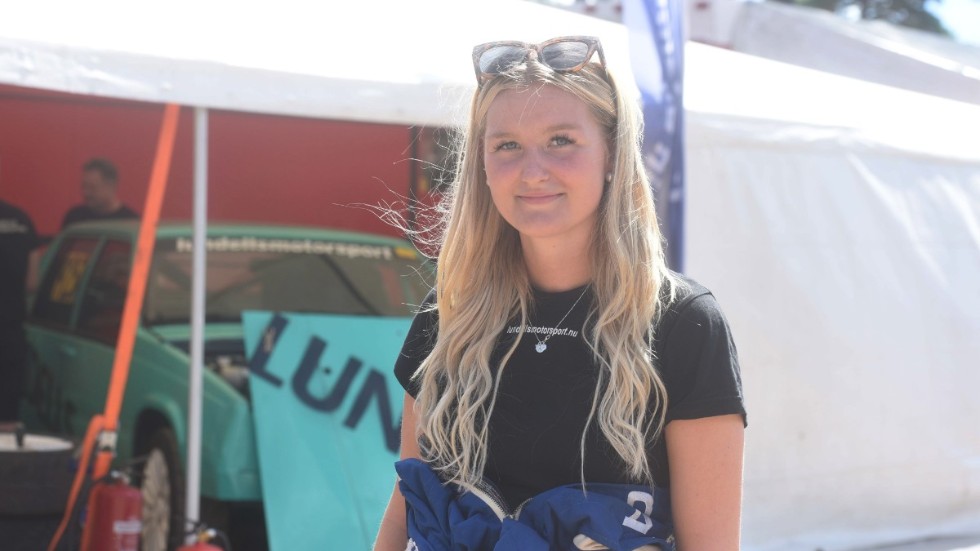 Anna Lundell från Tomelilla är uppvuxen med bilsport och kör sitt första Semesterrace. Det började med en säker heatseger.
