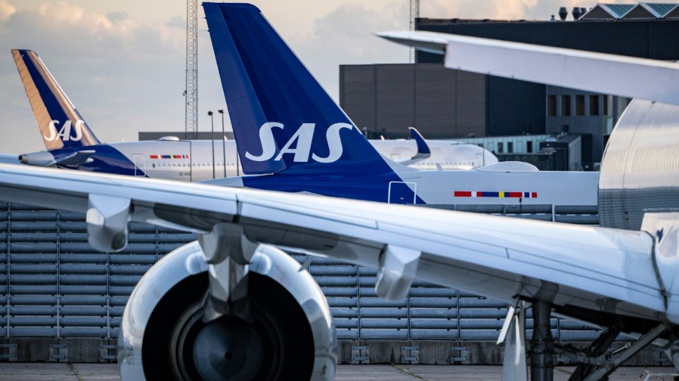 SAS långdistansflygplan står parkerade på Kastrups flygplats på måndagskvällen efter det att piloterna gått ut i strejk. Arkivbild.