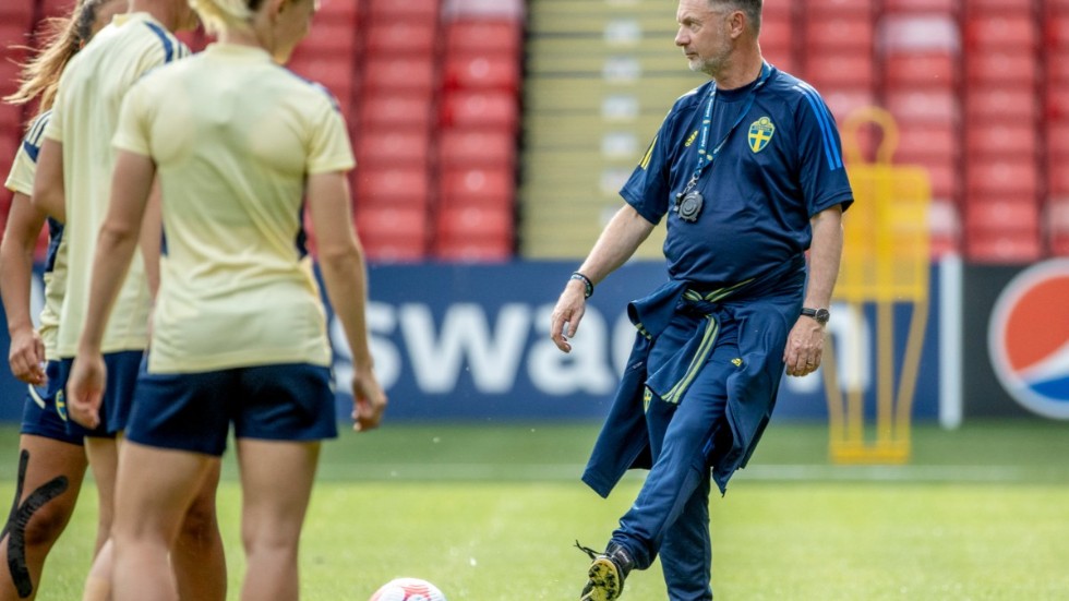 Sveriges förbundskapten Peter Gerhardsson under landslagets träning på premiärarenan Bramall Lane i Sheffield.