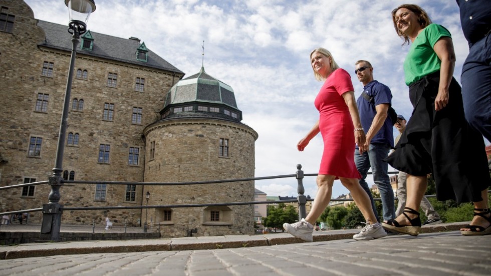 Här ser vi statsminister Magdalena Andersson ute på valrörelsepromenad i Örebro tidigare i veckan. Fyra veckor kvar att gå innan vi har ett resultat som räcker till vad då? 