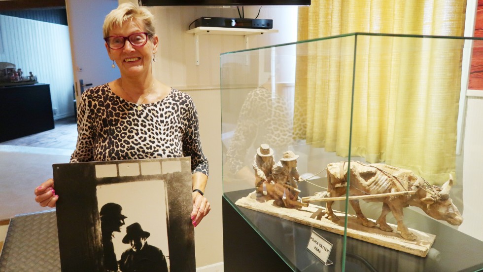 Ordföranden i Södra Vi Hembygdsförening, Inger Claesson, håller upp ett fotografi föreställande de två män som Agne Lindblad en gång skulpterat.