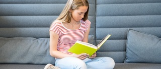 Nu läser unga mer böcker än vuxna