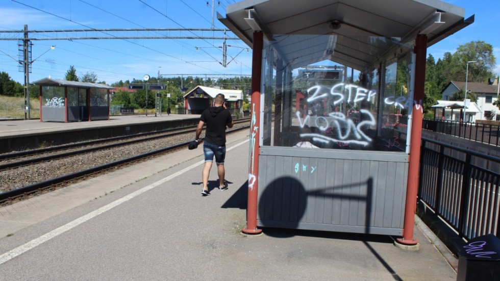 Graffiti, knarkhandel och sönderslagna rutor leder till otrygghet i Boxholm, inte minst kring resecentrum, menar Moderaterna.