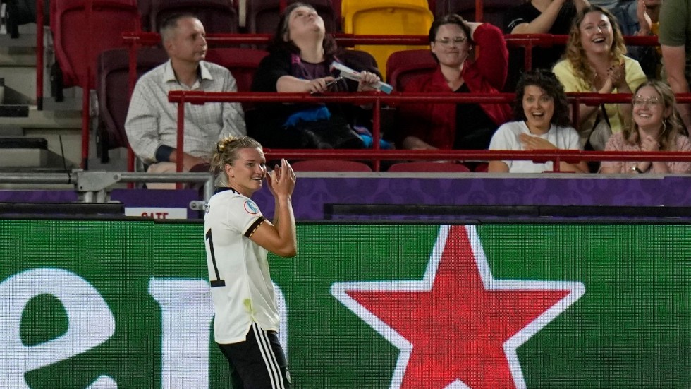 Alexandra Popp firar målet i 4–0-segern mot Danmark.