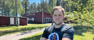 Anton vill få hela Vikbolandet att skratta – fixar stand up i Helgestad Hage