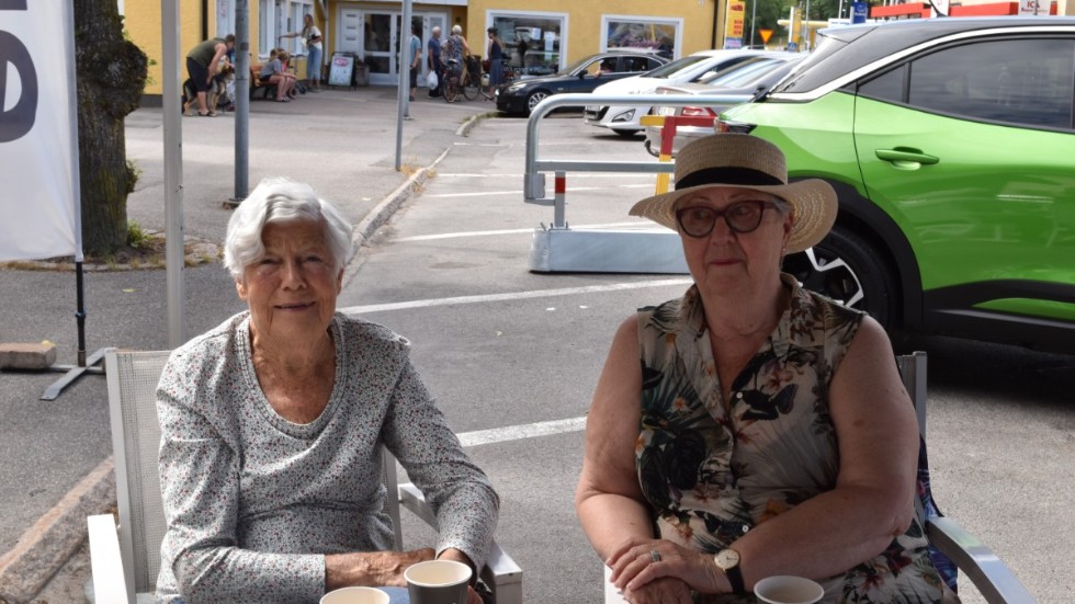 Gertrud Svensson och Gudrun Petterson sitter i skuggan och smakar på tårtan som Grahns njuder på. "Det här är det första gången jag är på Levande torg", berättar Gertrud Pettersson som bor i Linköping. Vänninorna firar också att de har varit vänner i 65 år. 
