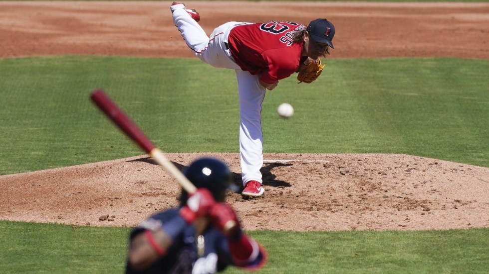 Garrett Richards i Boston Red Sox kastar bollen den första bollen mot Atlanta Braves. Arkivbild.