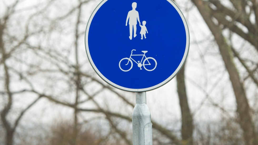 När man är ute och går på en kombinerad gång- och cykelväg möter man 60–70 procent av de gående på fel sida, skriver insändarskribenten.