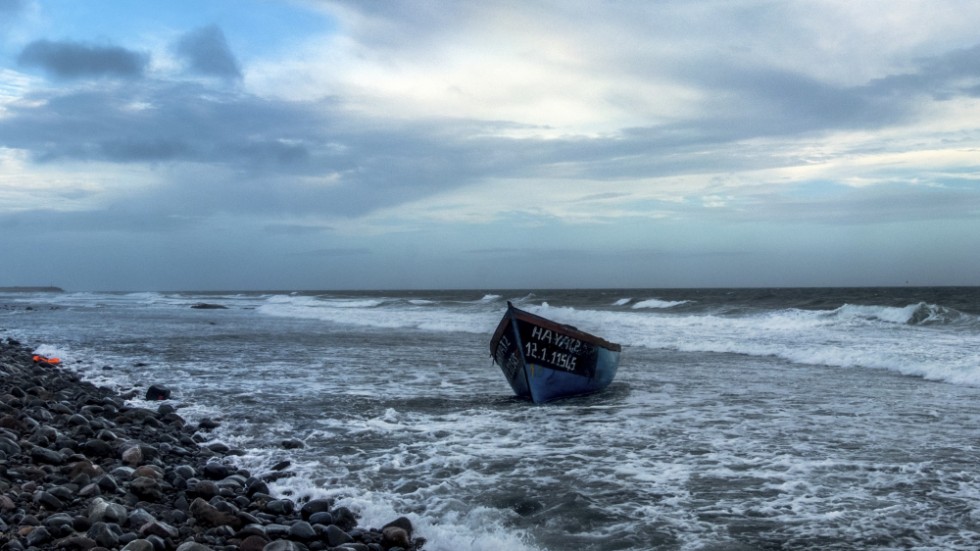 En tvåårig flicka som räddades från en överfull båt med migranter utanför Kanarieöarna har avlidit. Båten på bilden har inget med texten att göra. Arkivbild.
