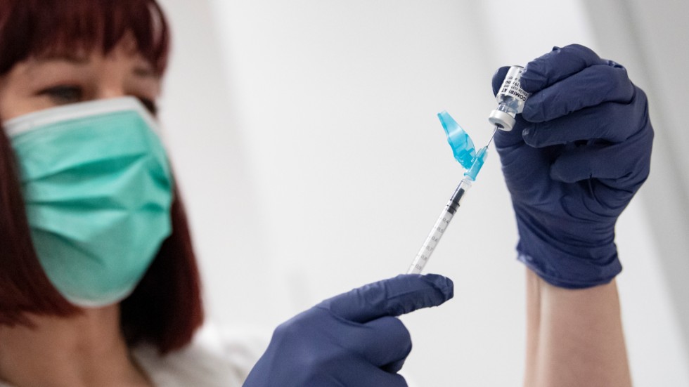 Vaccineringen av östgötar fortsätter. Nära 60 000 personer har fått den första sprutan.