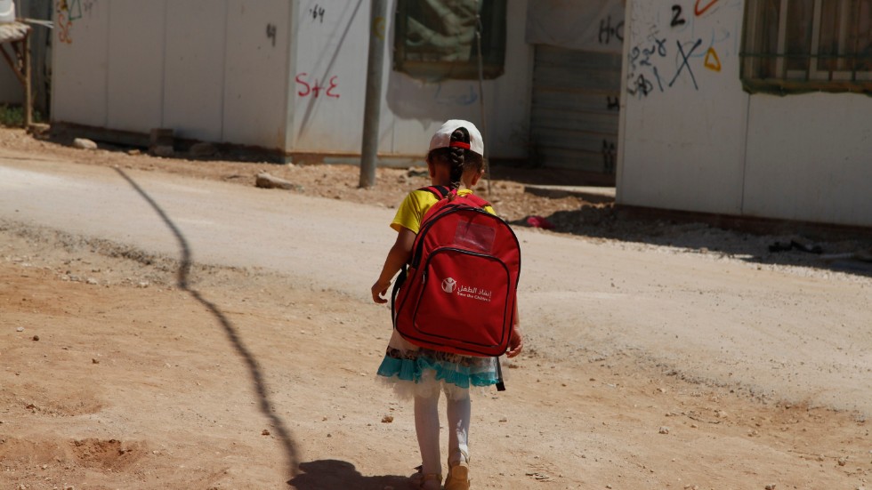 En flicka på väg till skolan i ett syriskt flyktingläger i Jordanien. 130 miljoner flickor i världen som inte går i skolan, skriver debattören. 