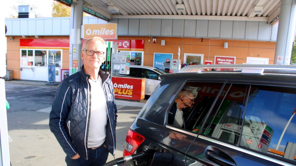 Tony Öjeklint reagerar starkt på de höjda bränslepriserna, som han menar är alldeles för höga. "Ärligt talat så vet jag inte riktigt vad de håller på med", säger han.