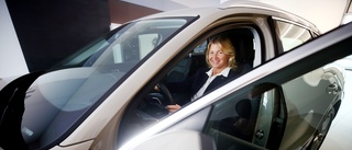 Sofia är en av få kvinnliga bilförsäljare i Eskilstuna: "Man känner sig mer bekväm med mig tror jag"
