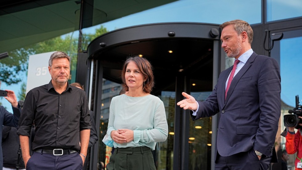 De grönas partiledarduo Robert Habeck och Annalena Baerbock tillsammans med FDP-ledaren Christian Lindner (till höger) efter förra veckans samtal.
