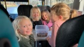 Följ med barnen i förskolebussen som ska försvinna: "Vi är ingen utflyktsbuss"