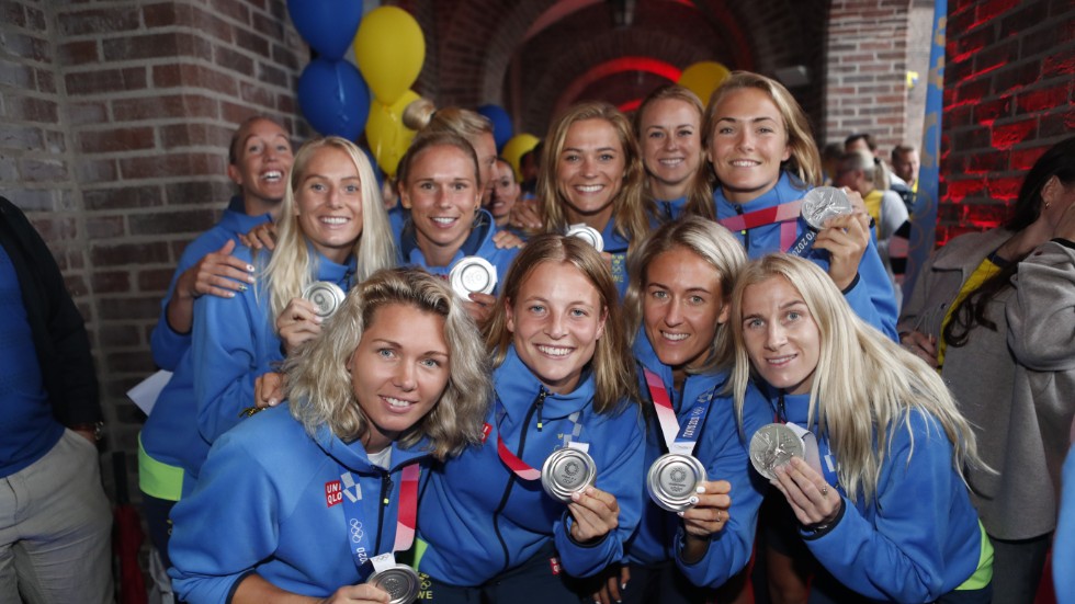 Fotbollslandslaget visar upp sina silvermedaljer på Stockholms Stadion efter att de kommit hem från Tokyo och sommar-OS.