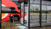 Tre sönderslagna busskurer på rad – busschauffören ryter ifrån