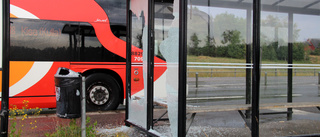 Tre sönderslagna busskurer på rad – busschauffören ryter ifrån