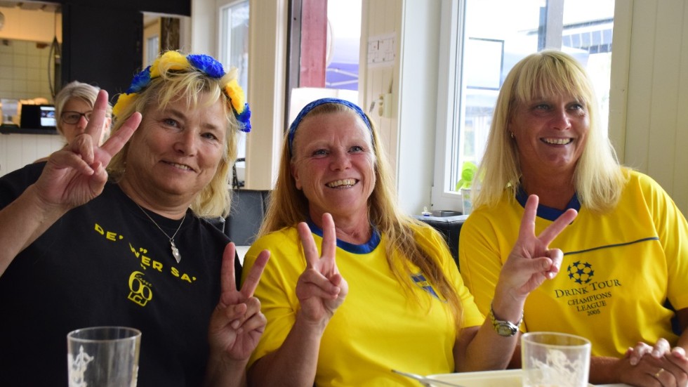Siv Girdland, Pernilla Rudolfsson och Maria Pettersson tittar på matchen på Vimmerby Camping. Alla tror på Sverige." 4-0 " tippar Siv Girdland. "2-1" säger Pernilla Rudolfsson. "2-0" gissar Maria Pettersson.