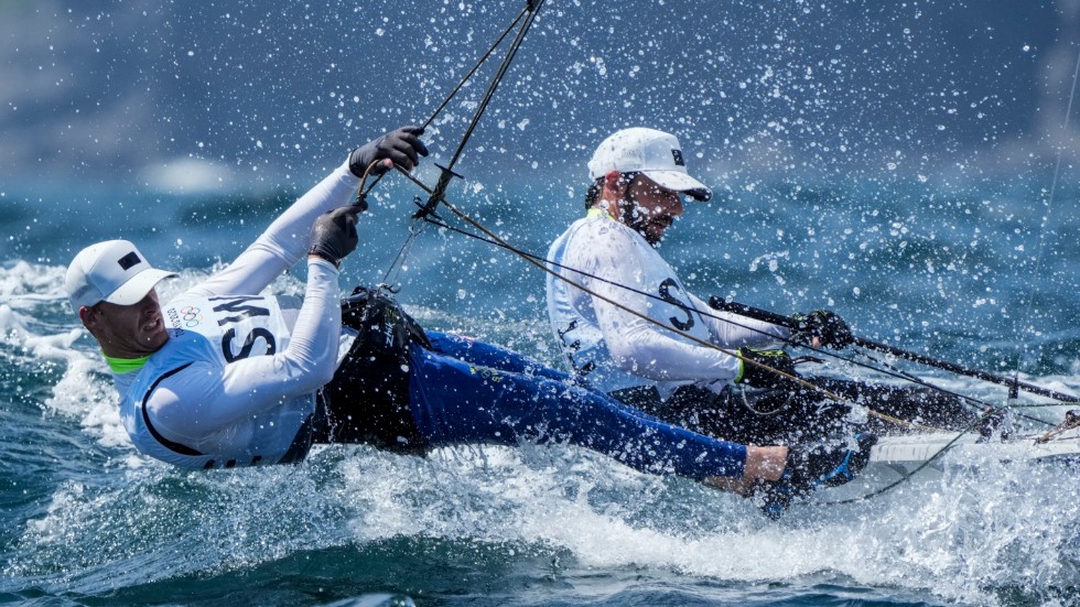 Anton Dahlberg och Fredrik Bergström under den första delseglingen i OS-regattan under onsdagen utanför Enoshima.