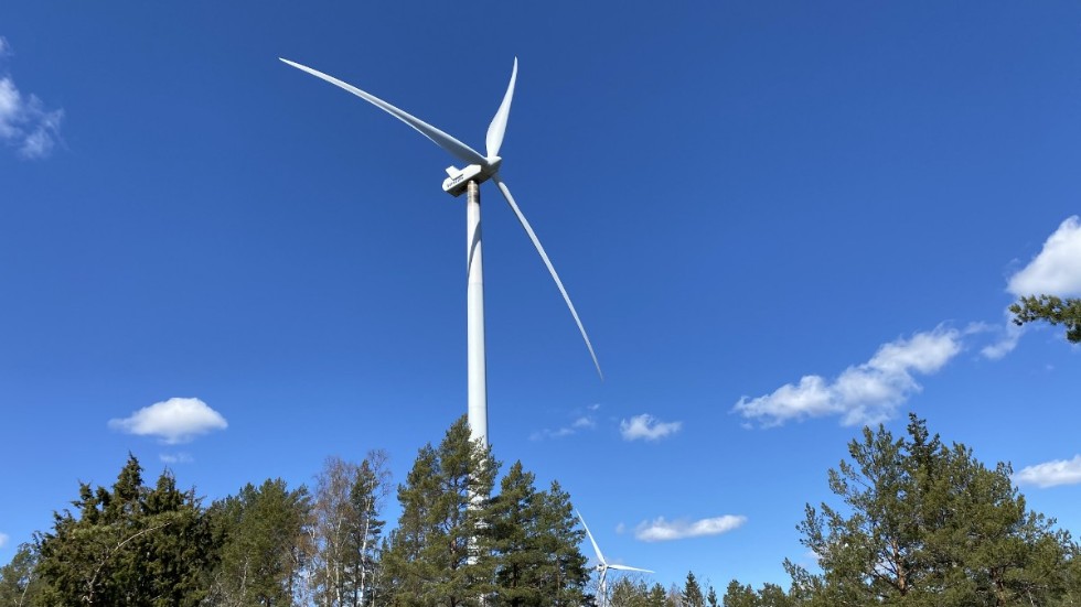 Åtta vindkraftverk ska byggas i Lervik. Vindkraftverket på bilden står i Blekhems vindkraftspark. 