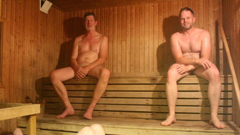 KE Nilsson, Tobias Nilsson och Helmut Bergström njuter av värmen i den ungefär 75 grader varma bastun. 
