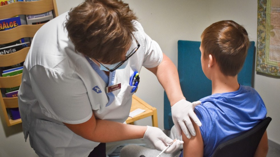 Vaccinering på en yngre medborgare på en av landets många mottagningar.