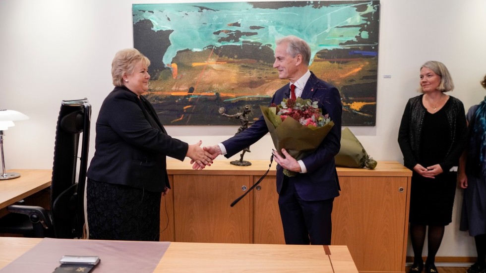 Avgående statsminister Erna Solberg överräcker nyckeln till statsministerns kontor till nytillträdde Jonas Gahr Støre.