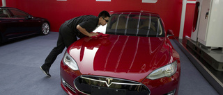 Krav på Teslagranskning efter förarlös krasch