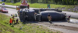 Lastbil i trafikolycka på E4 i Öjebyn – fordonet ligger på sida • Polis kallad till olycksplatsen  