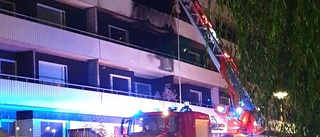 Omfattande brand i flerfamiljshus i Brandkärr: "Slog ut lågor från lägenhet"