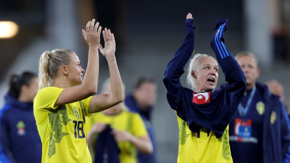 Fridolina Rolfö och Caroline Seger tackar publiken efter VM-kvalsegern mot Georgien i Göteborg förra året. Arkivbild.