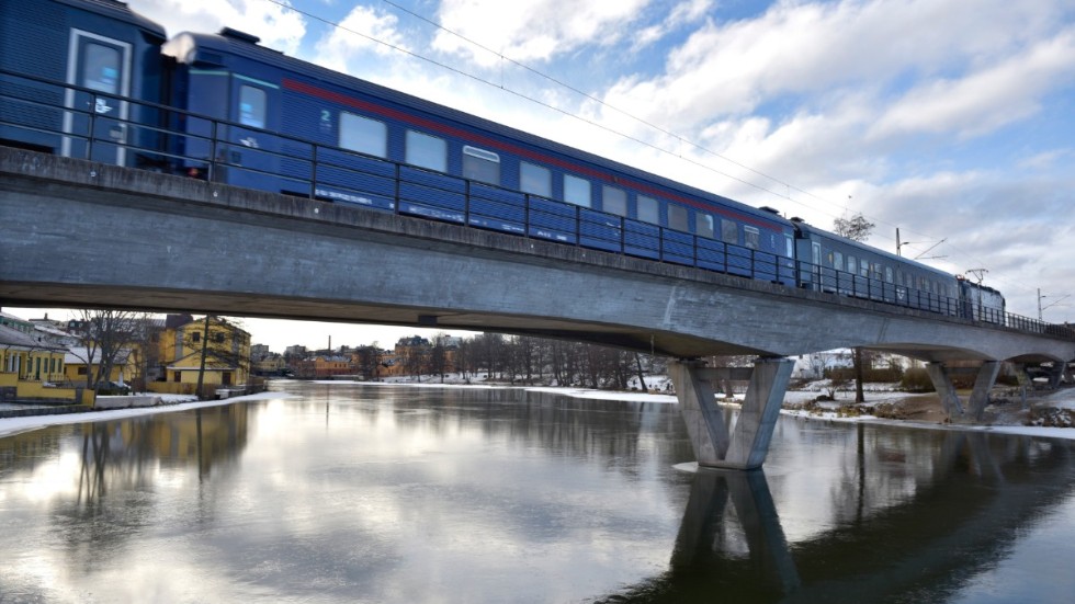 Med större kapacitet för person- och godstrafik behövs många fler järnvägsbroar av betong. De som redan finns, som i Eskilstuna, räcker inte för framtida behov. 