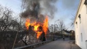 Större villa står i brand – är utom räddning