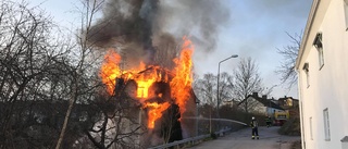 Större villa står i brand – är utom räddning