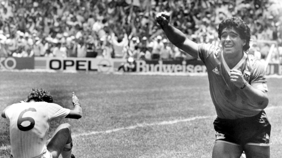 Maradona jublar efter sin osannolika soloraid mot England i Mexiko-VM 1986. En av de magiska sekvenser som förvandlar fotboll till skön konst. Samtidigt får man aldrig glömma att det finns sådant som är viktigare än fotboll.