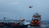 Övergivet fartyg bogseras bort i Norge