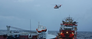 Övergivet fartyg bogseras bort i Norge