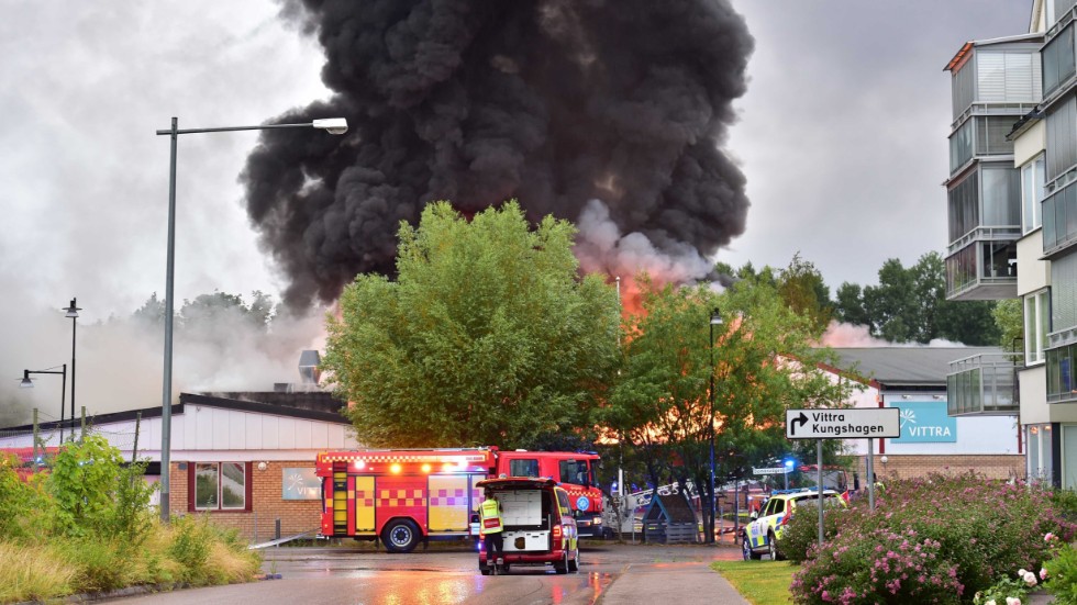 Svart rök stiger från skolbranden i Nyköping.