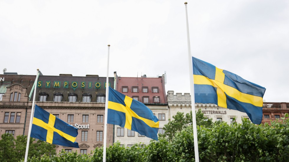 Flaggorna vajar på halv stång på Stortorget i Malmö. Under onsdagskvällen sköts en polis till döds i Biskopsgården i Göteborg.