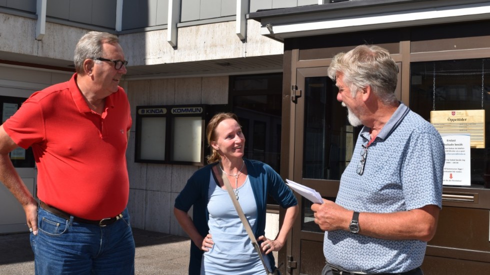 Christer Segerstéen (M), Veronica Gullbrandson (L) och Tore Olsson (C) har ändrat sig och vill nu att skolan ska byggas där den befintliga skolan ligger. 
