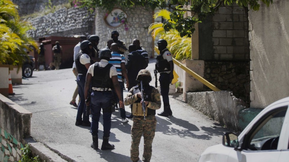 Säkerhetspersonal utanför Jovenel Moïses residens i Port-au-Prince efter mordet.