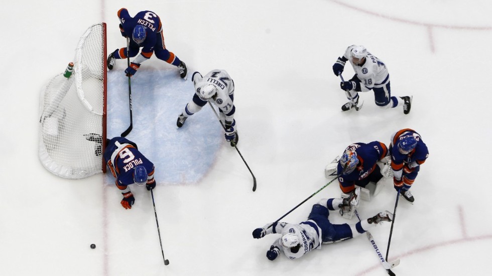New York Islanders försvarare Ryan Pulock (6) blockerade ett skott från Tampa i slutsekunderna, efter att målvakten Semjon Varlamov råkat lämna målburen fri.